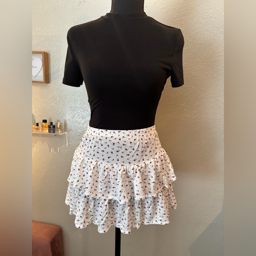 Pull&Bear White Tiered Mini Skirt with Red Floral Print